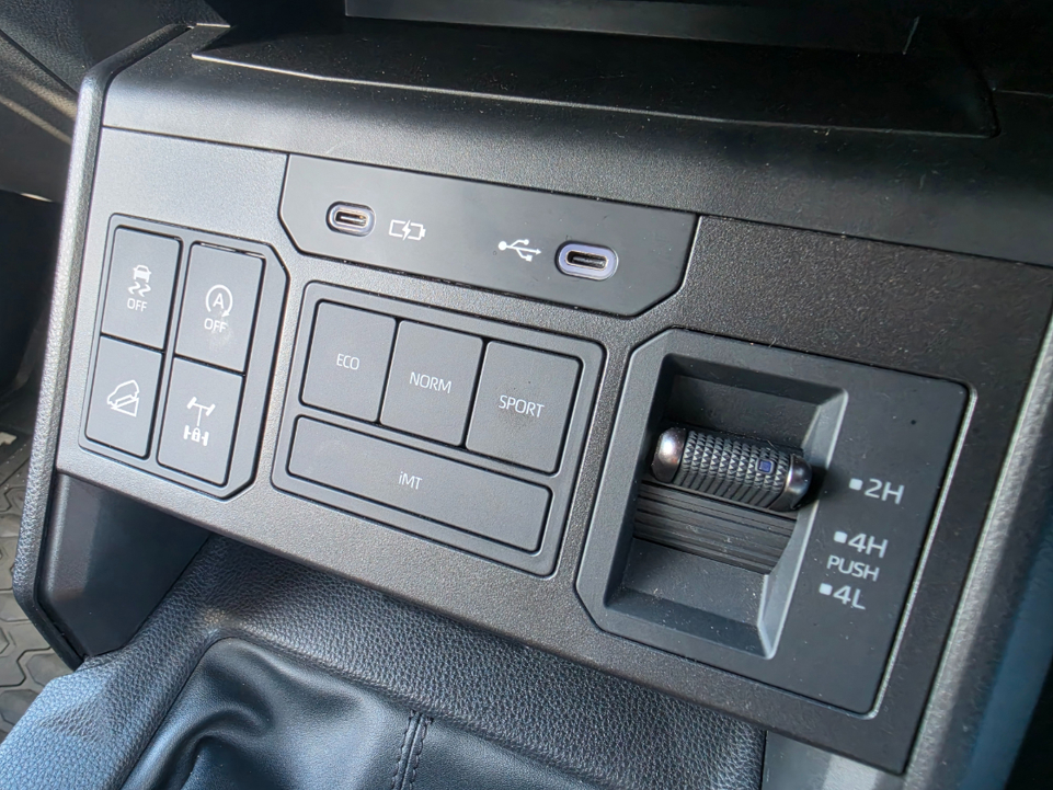 Toyota Hilux SR5 manual.
