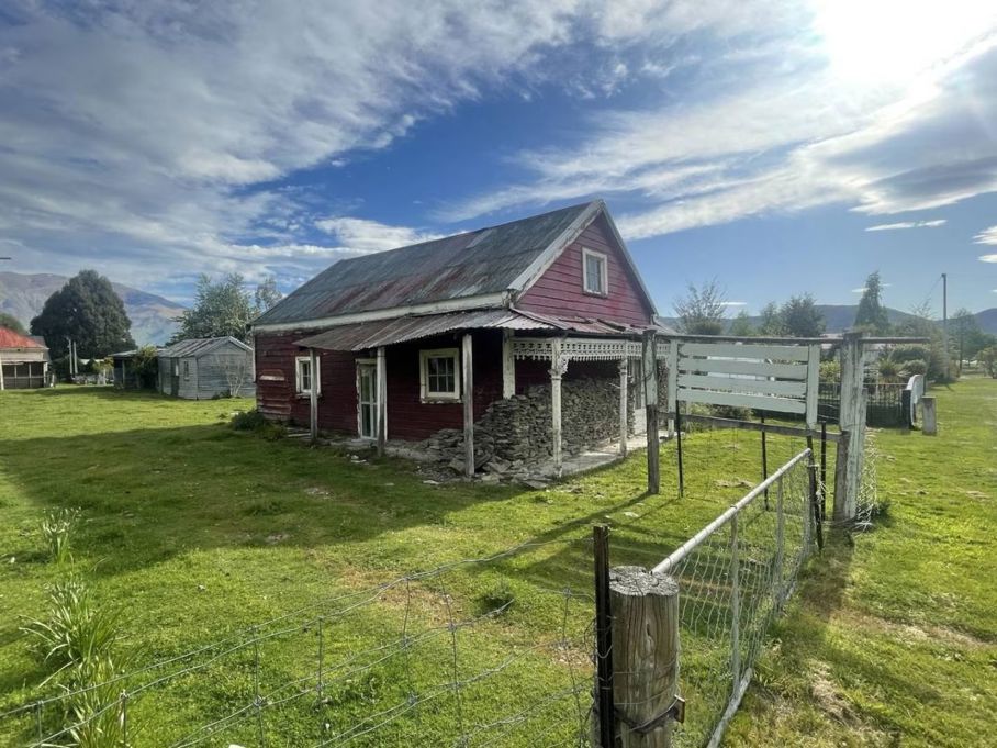A cottage on the side of SH6 at Athol, between Lumsden and Queenstown.