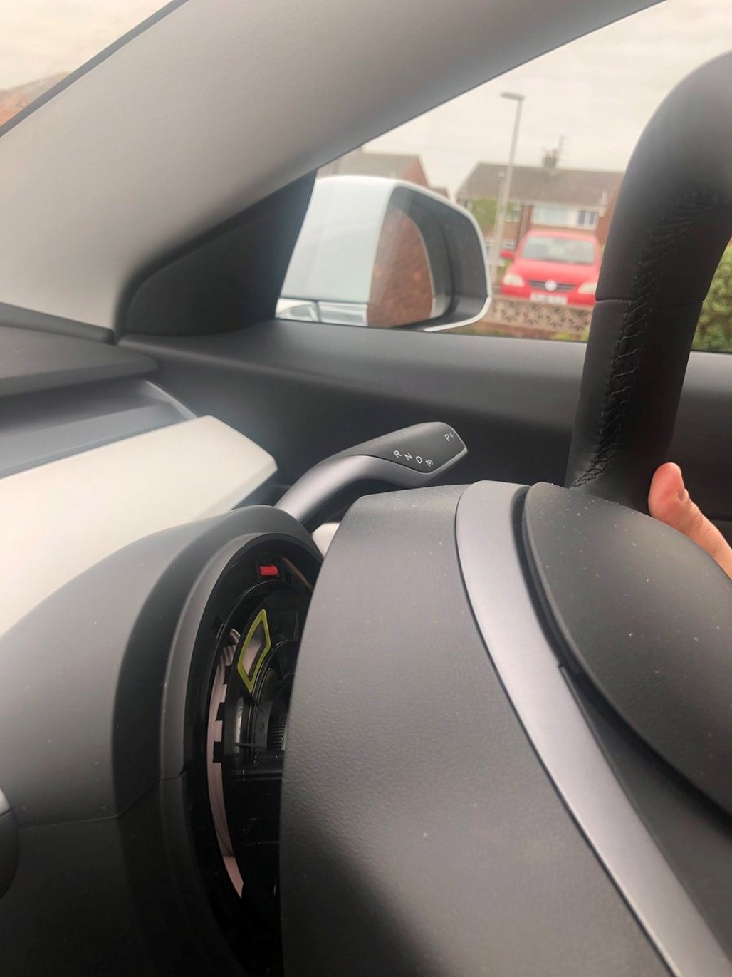 Missing bolts? Tesla Model 3's steering wheel falls off whil Driven