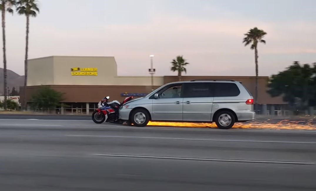 Watch: 'Idiotic' driver drags motorcycle along highway follo - Driven ...
