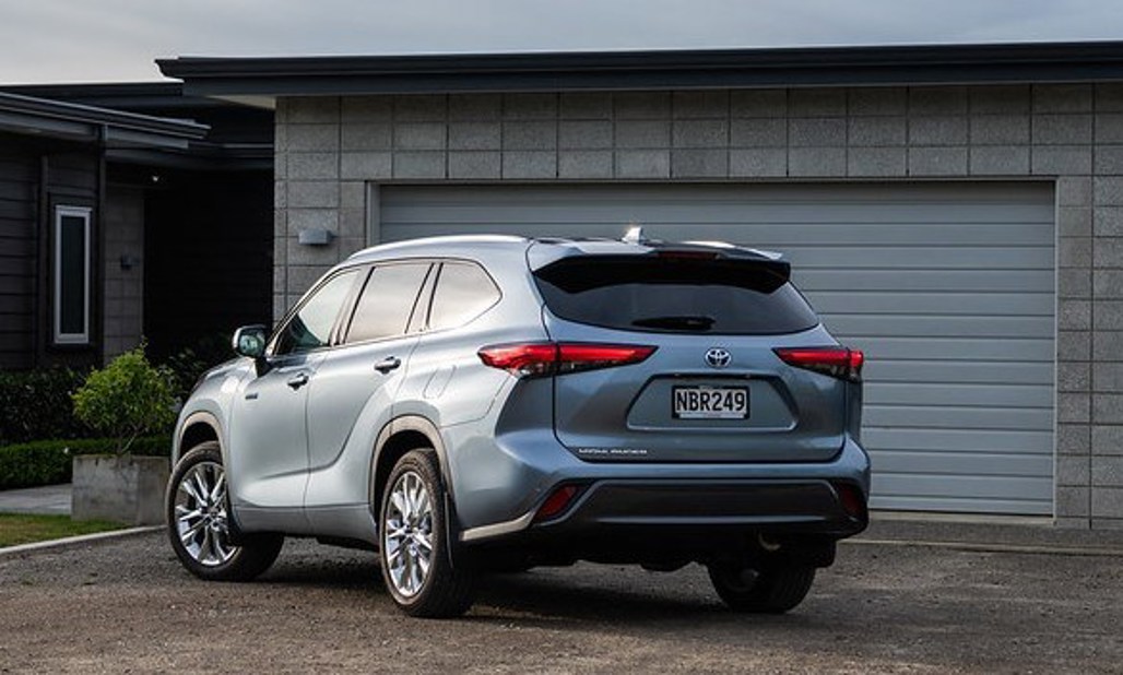 Toyota Highlander Limited ZR review: hybrid, American style - Driven ...