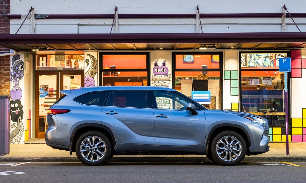 Toyota Highlander Limited ZR review: hybrid, American style - Driven ...