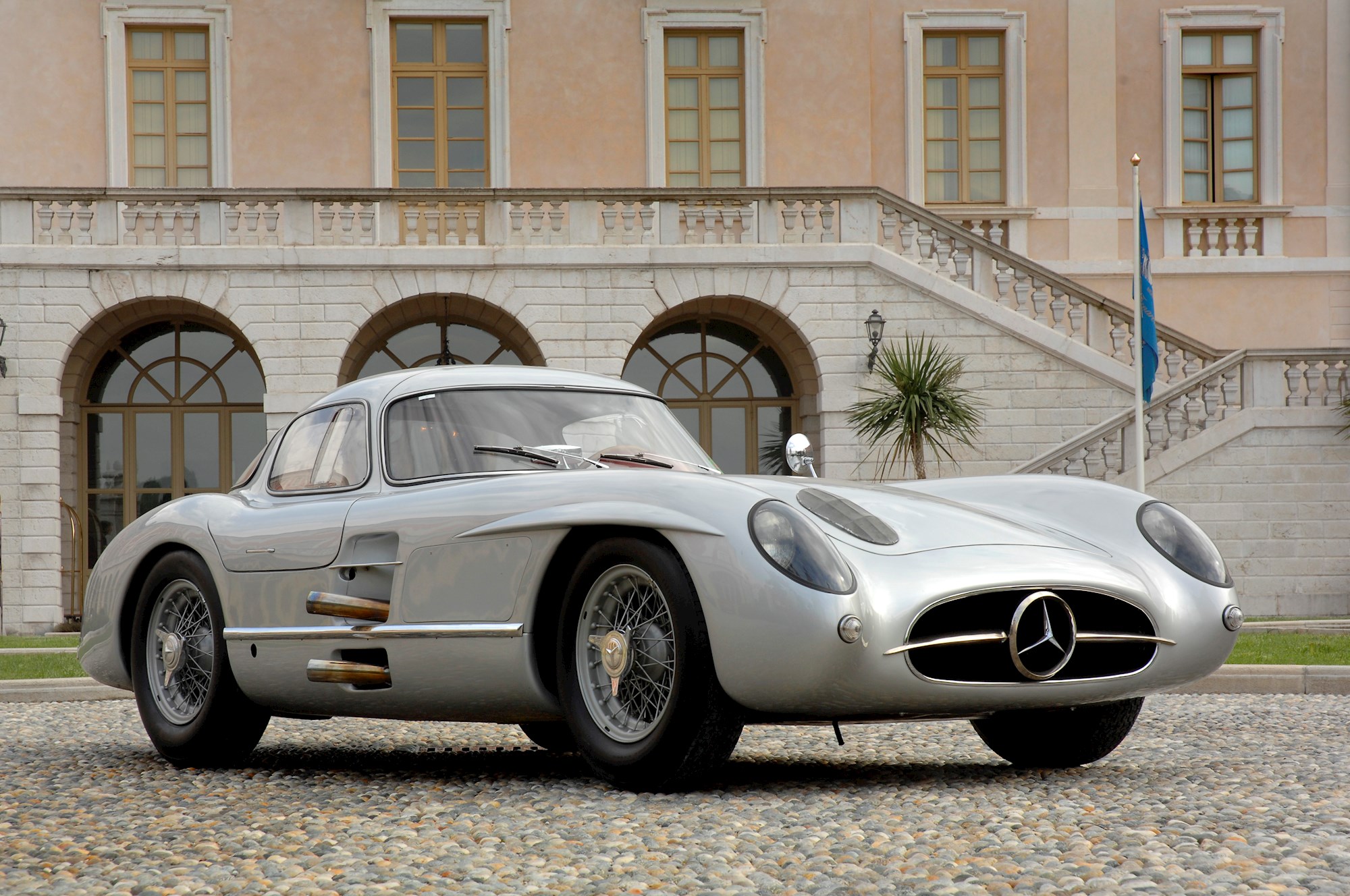 Who bought the 1955 Mercedes-Benz 300 SLR that sold for a re