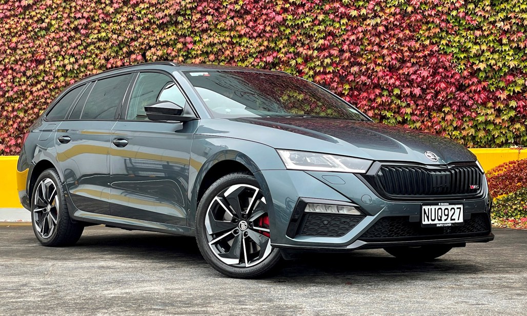 Sporty but ecological. The ŠKODA OCTAVIA RS iV is unveiled - Škoda