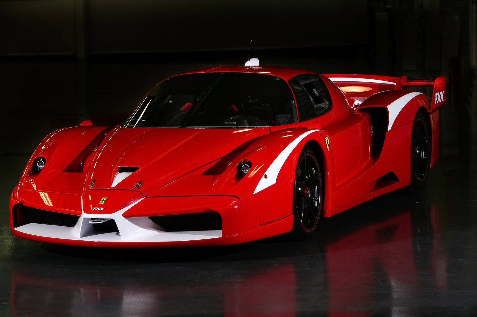 Ferrari 赤 Road legal Ferrari FXX surfaces in the UK - Driven Car Guide