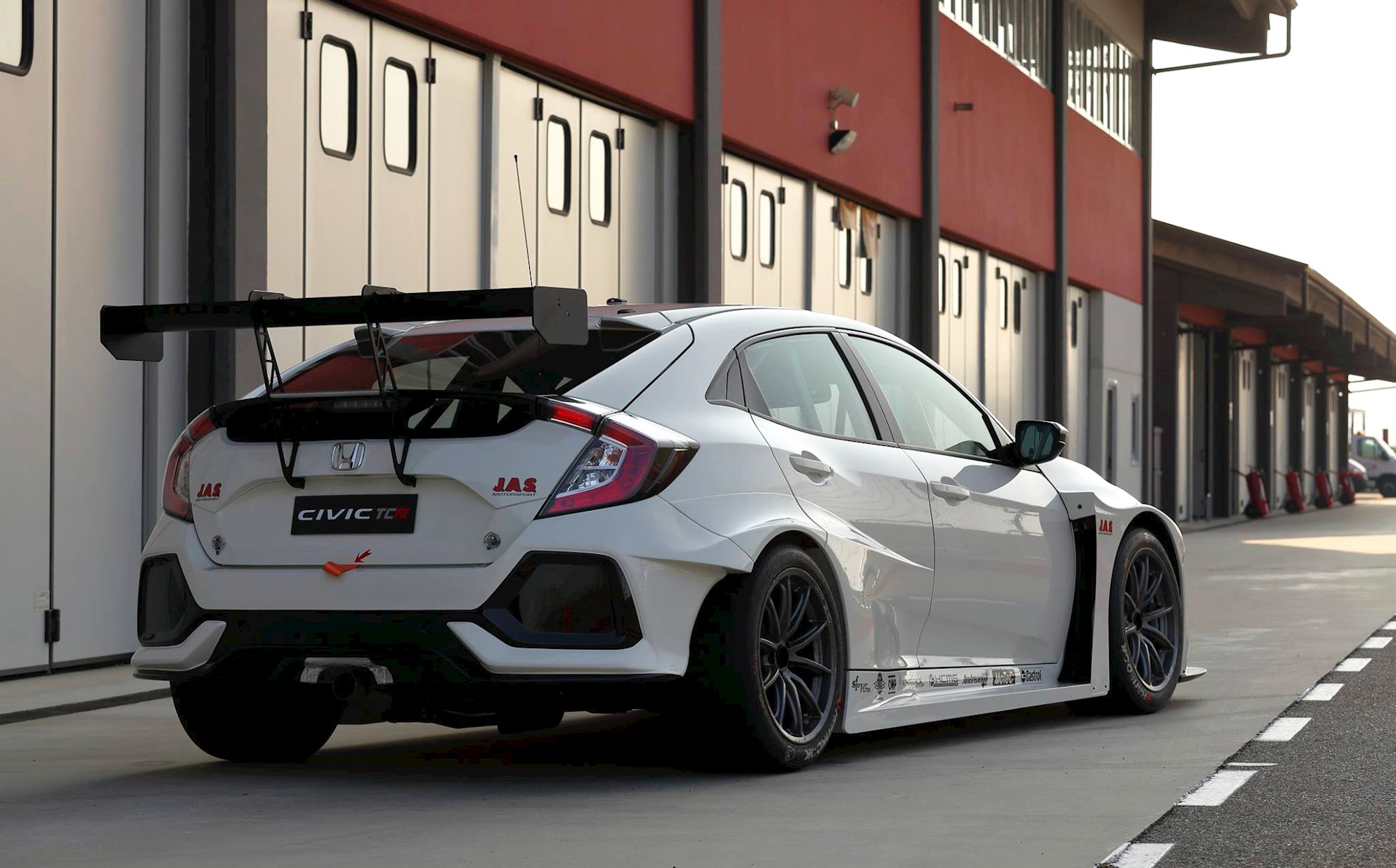 Complete lunatic! 2018 Honda Civic Type R TCR racer revealed