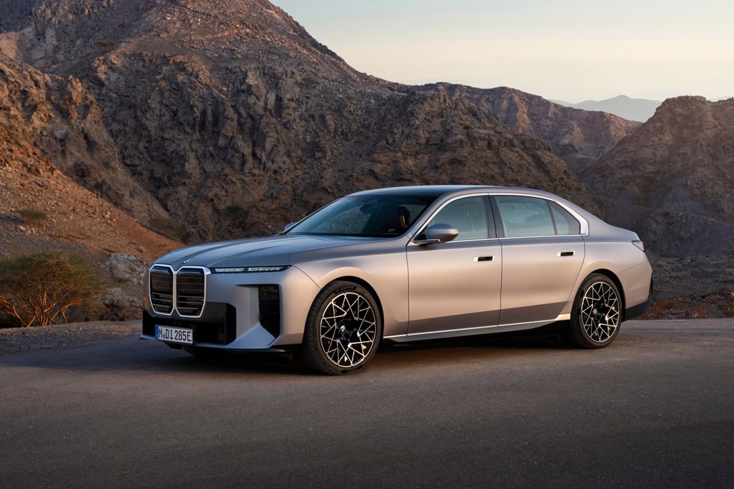 BMW’s new 7 Series lands with 720km EV range and cinema-grade rear ...