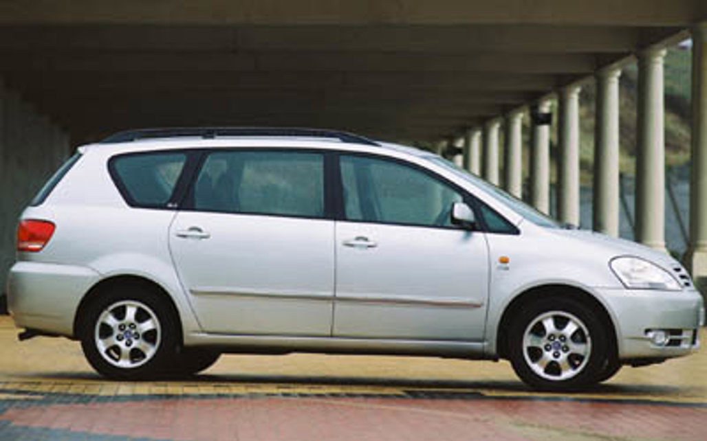 TOYOTA AVENSIS VERSO 2004 5-Door People Mover