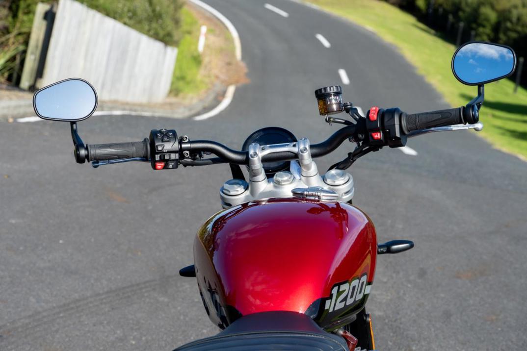 Triumph Speed Twin 1200.