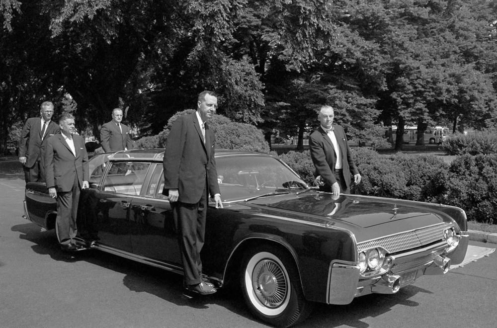 Agents ride on the Presidential Lincoln