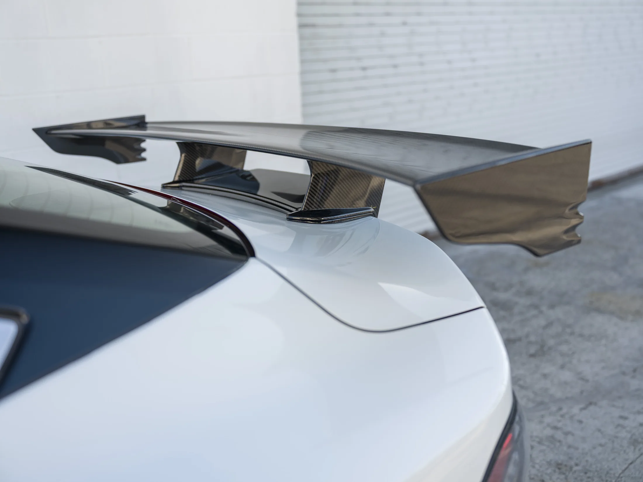 GT-R-style rear spoiler on the white/red Sentra concept.