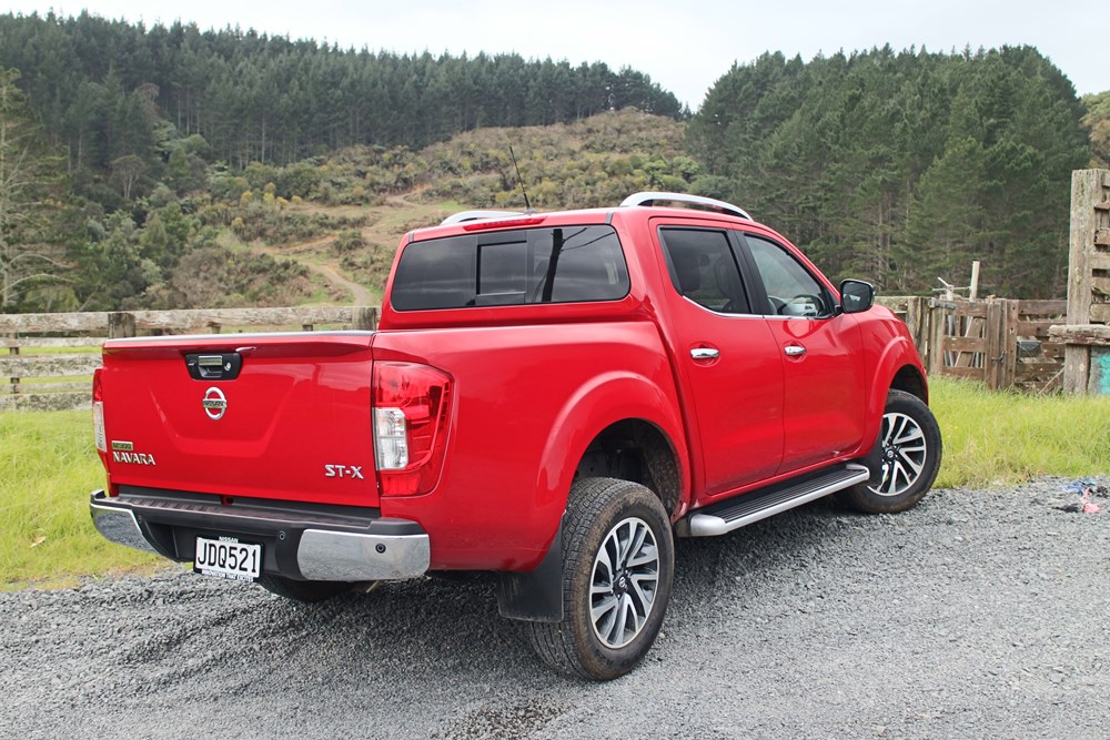 2015 nissan navara back