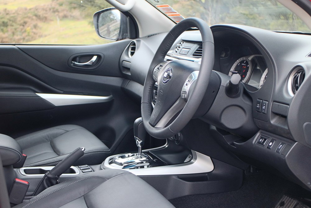 2015 nissan navara interior