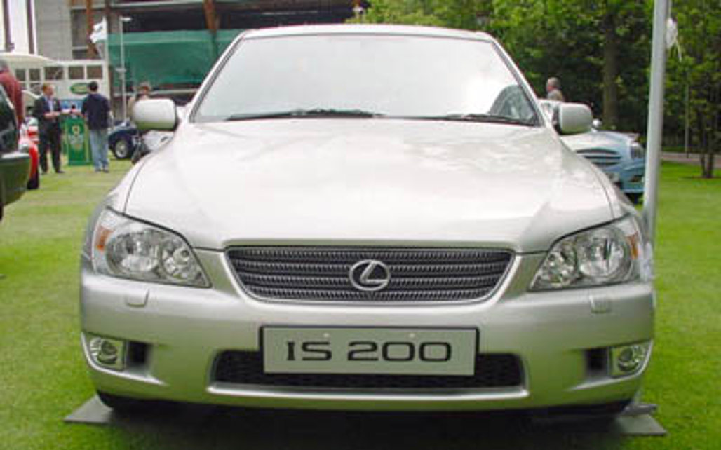 LEXUS IS 200 2001 4-Door Sedan