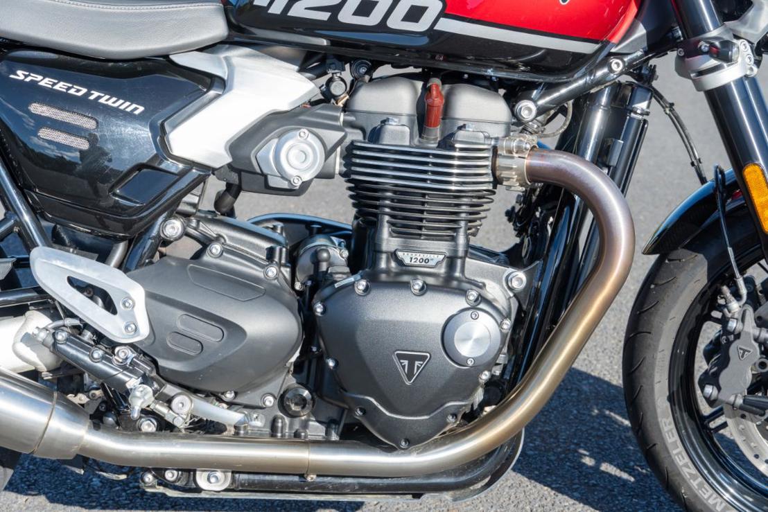 Triumph Speed Twin 1200.