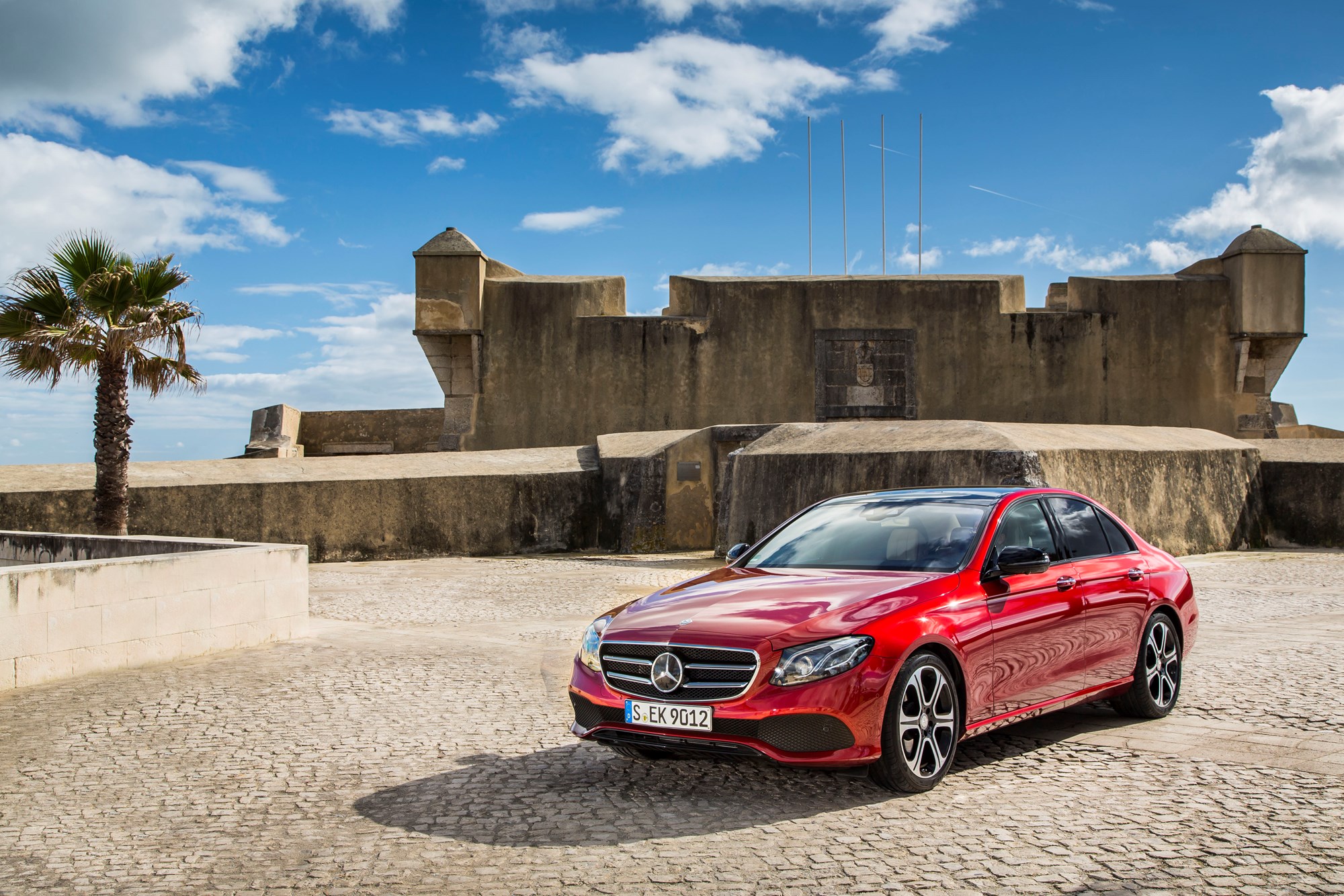 Mercedes Benz e class красный