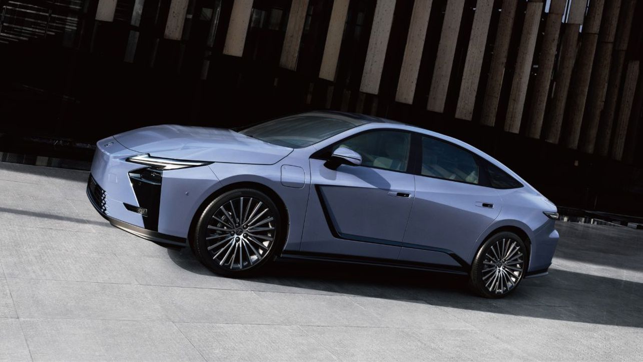 Lexus ES.