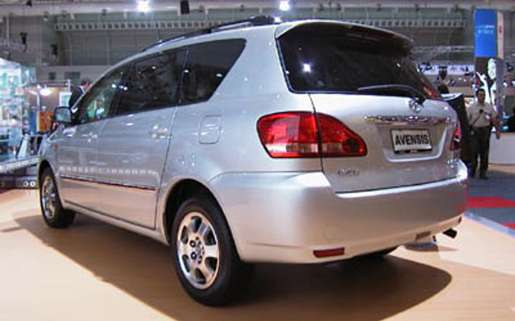 TOYOTA AVENSIS VERSO 2004 5-Door People Mover