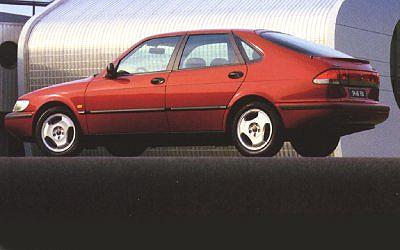 A SAAB 900 vehicle