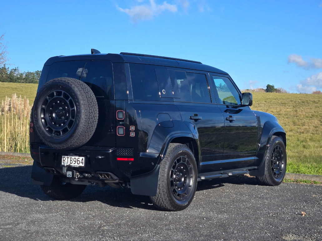 Land Rover Defender Octa Black.
