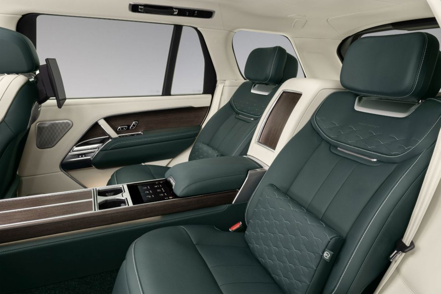Range Rover SV Bespoke Haast Edition.