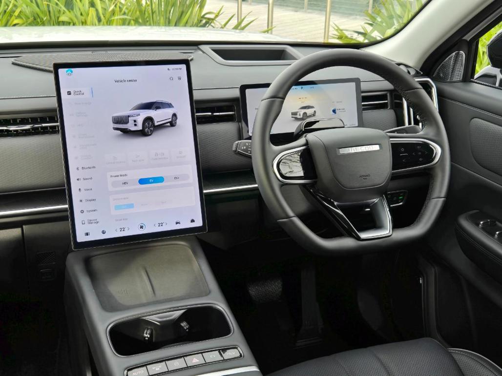 Range Rover J7 Jaecoo J7 Super Hybrid System PHEV quick review: extended-range rover ...