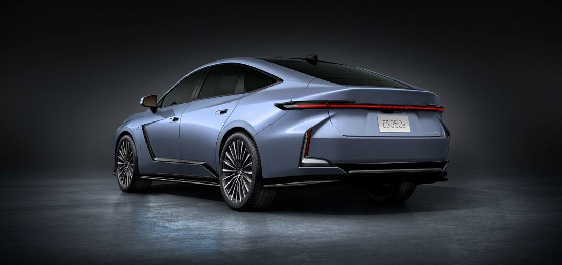 Lexus ES.