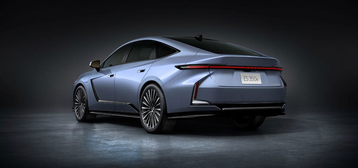 Lexus ES.