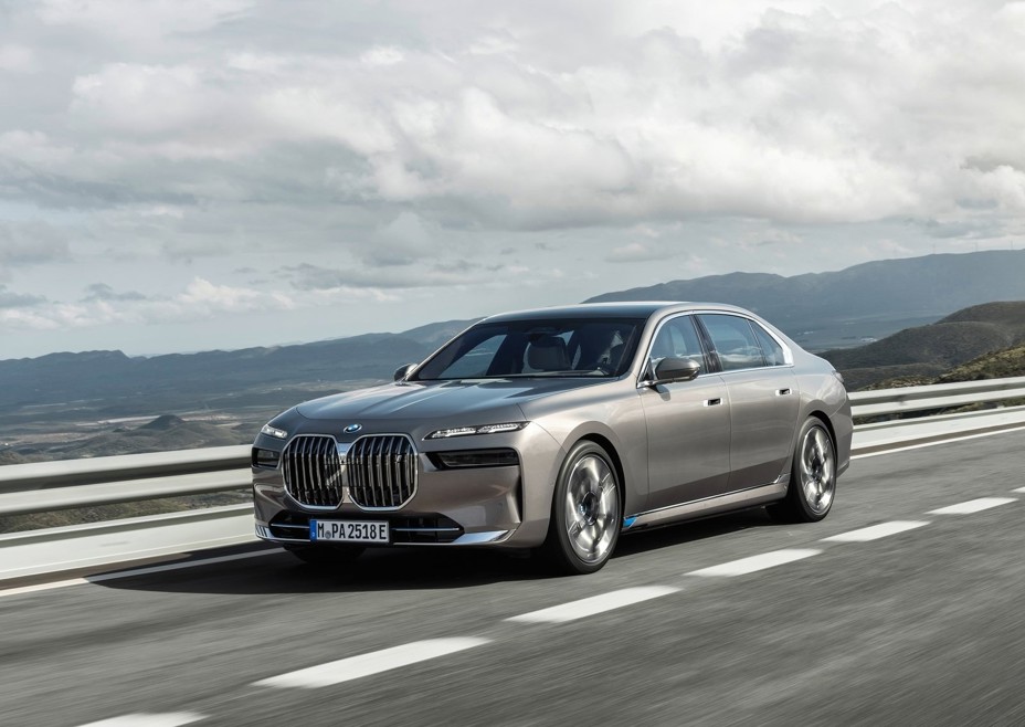 BMW i7 is an AA DRIVEN Car Guide NZ COTY finalist.