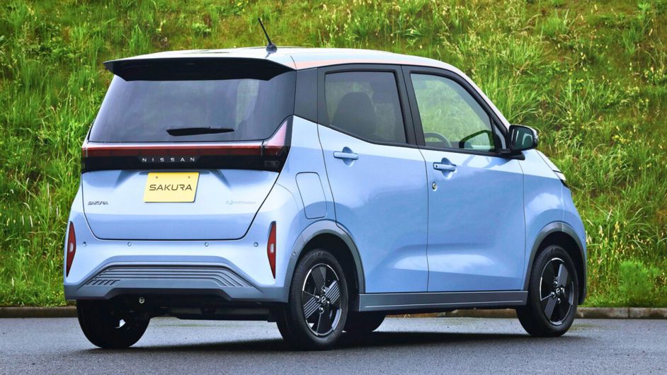 Nissan Sakura rear quarter