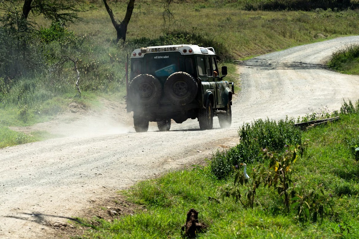 How to drive safely on gravel roads