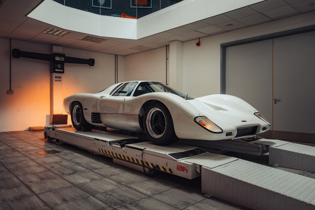 McLaren M6 GT.
