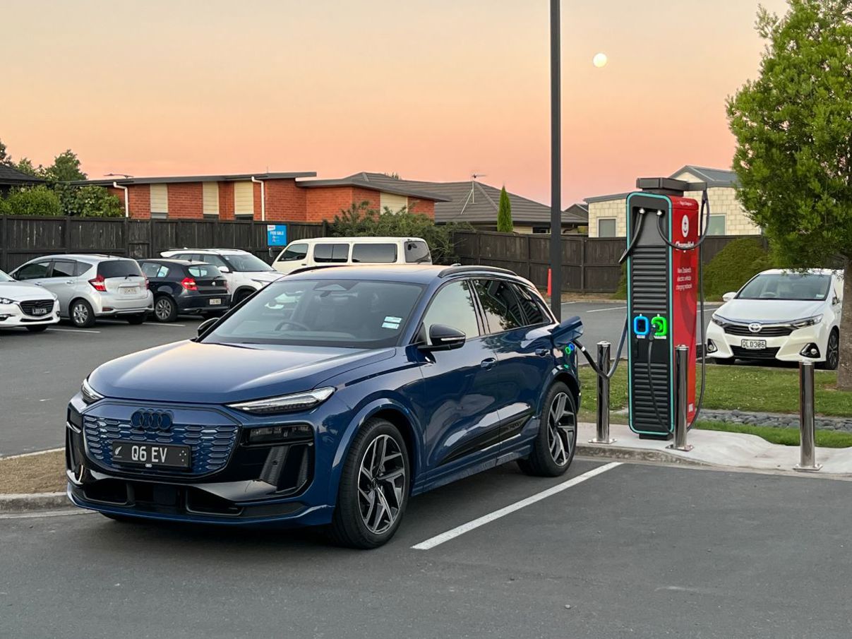 Audi Q6 e-tron quattro S Line.