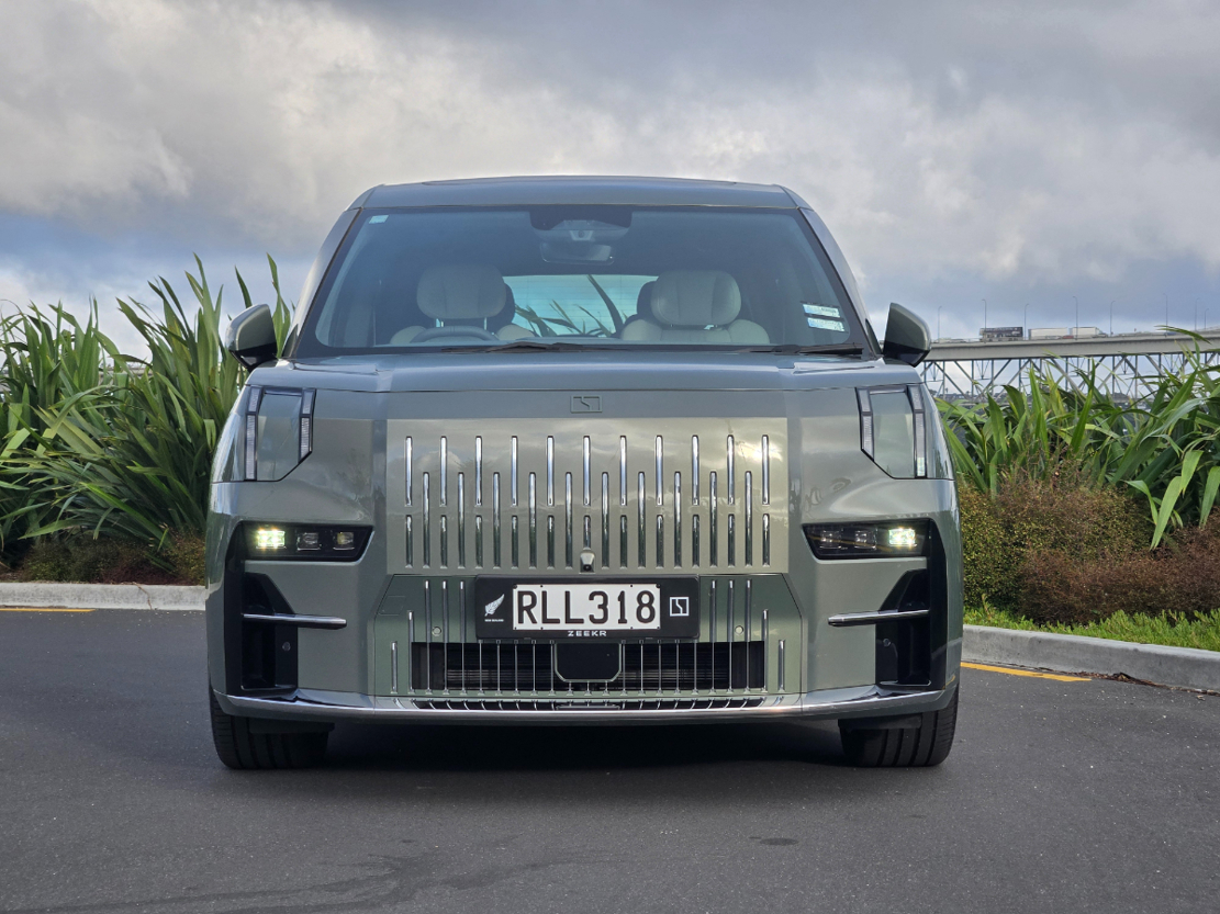 Zeekr 009 7-seater.