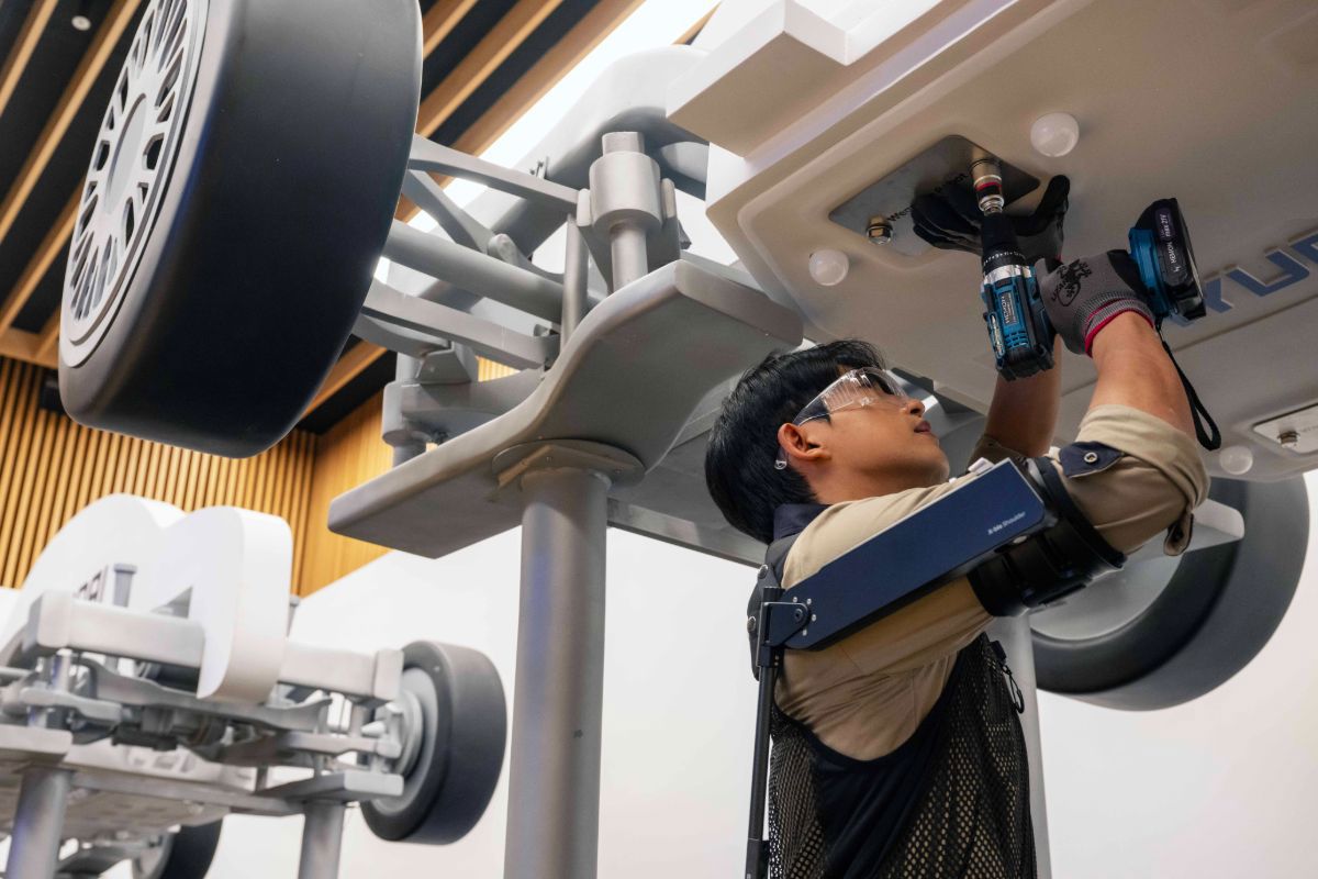 Hyundai and Kia X-ble Shoulder wearable technology.