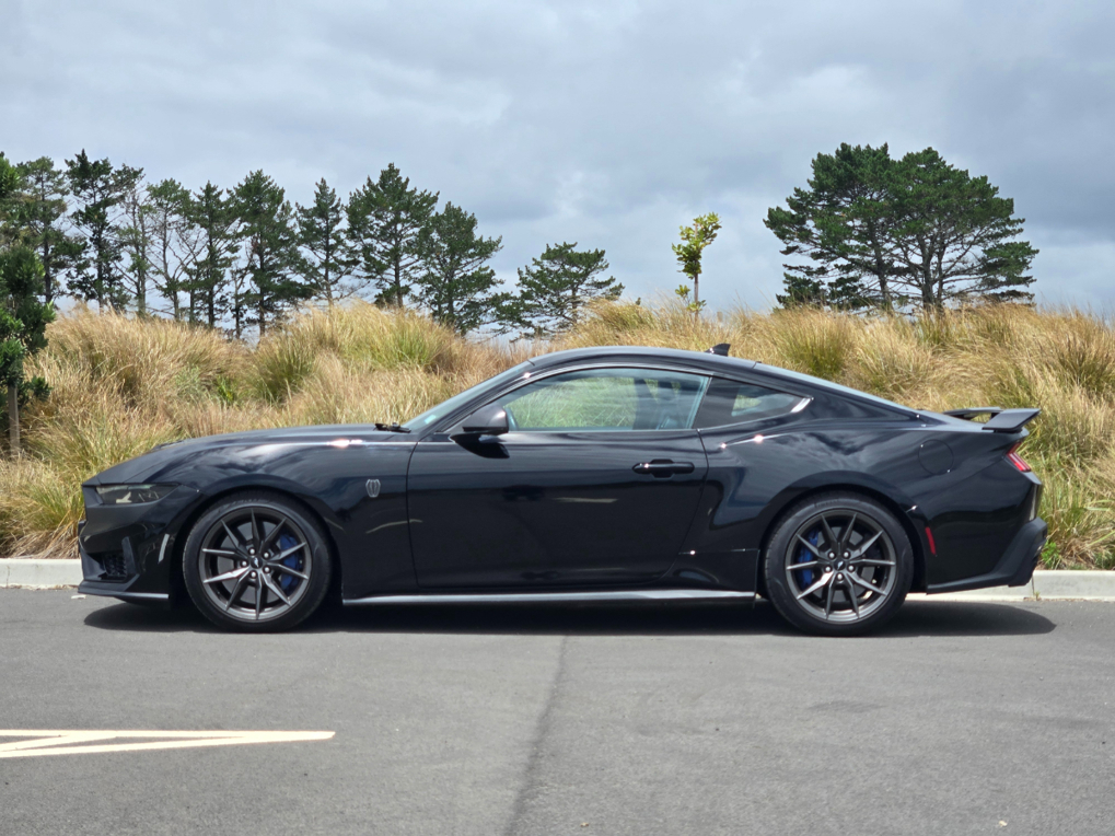 Ford Mustang Dark Horse.