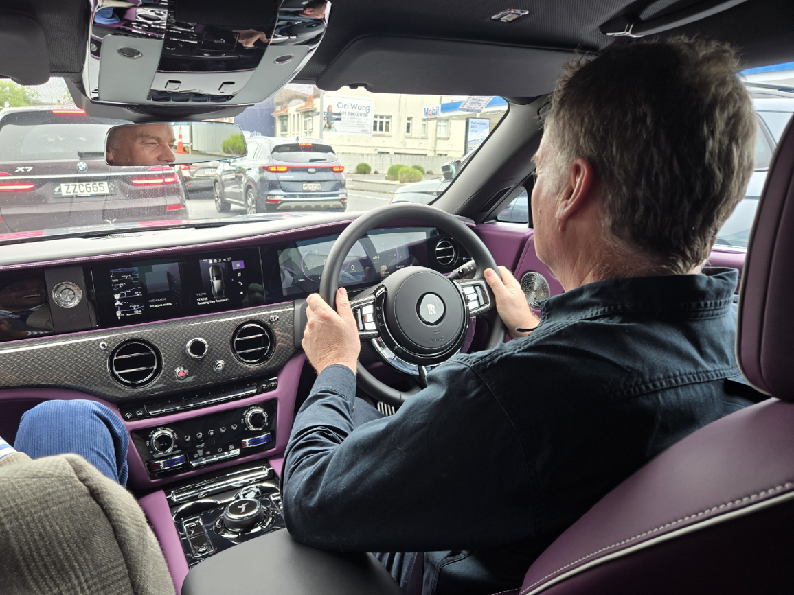 Rolls-Royce Black Badge Spectre.