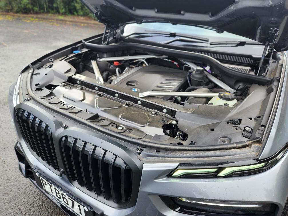 The X7 is powered by BMW's superb twin turbo 3.0-litre straight six diesel engine.