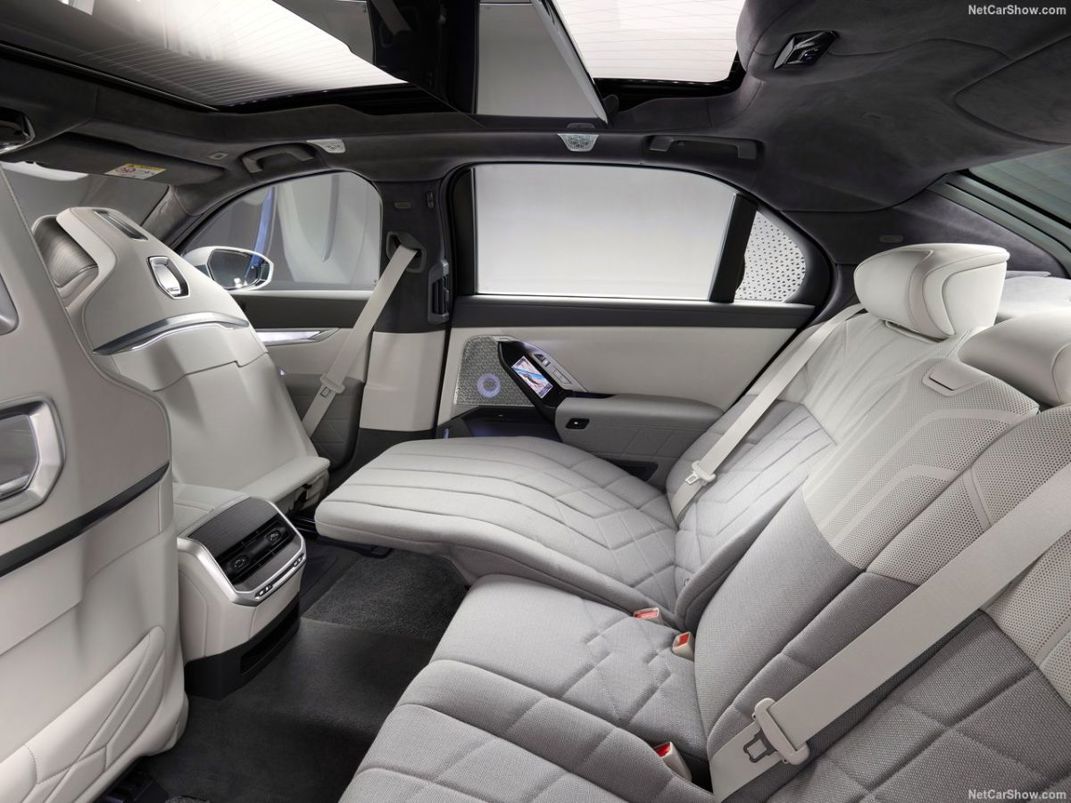 BMW i7, COTY 2023 class winner.