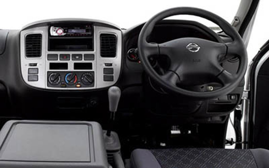NISSAN URVAN 2009 5-Door Van