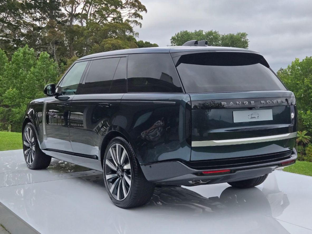 Range Rover SV Bespoke Haast Edition.