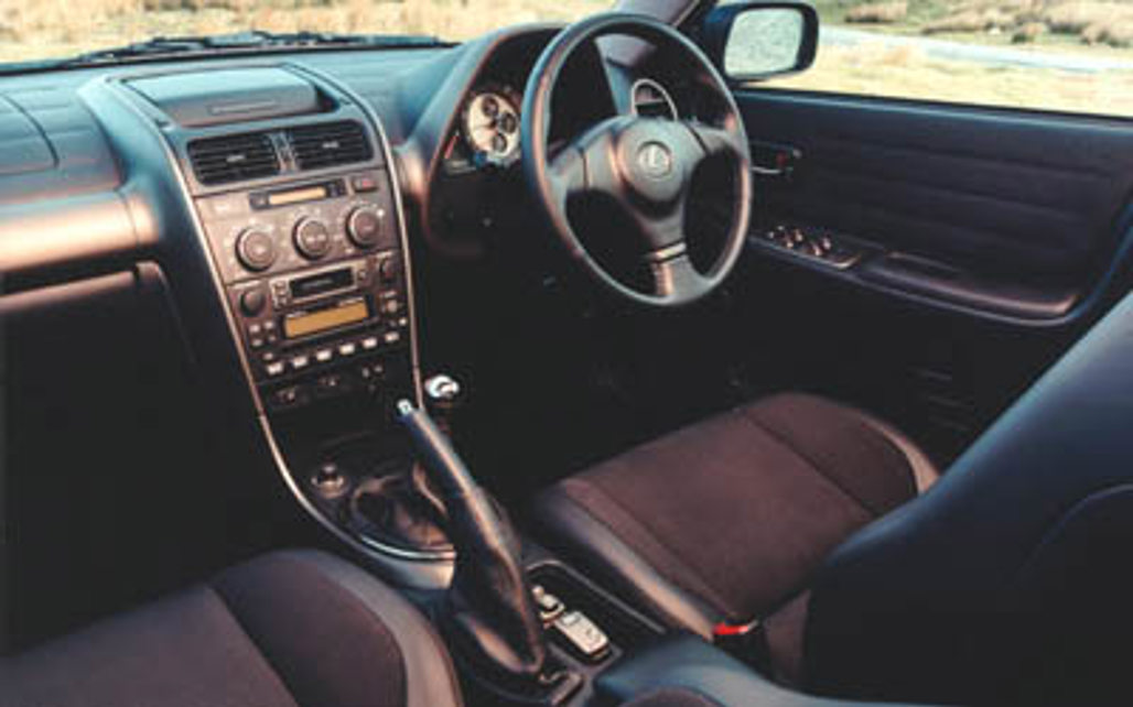 LEXUS IS 200 2001 4-Door Sedan