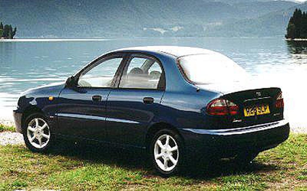 DAEWOO LANOS 1998 4-Door Sedan