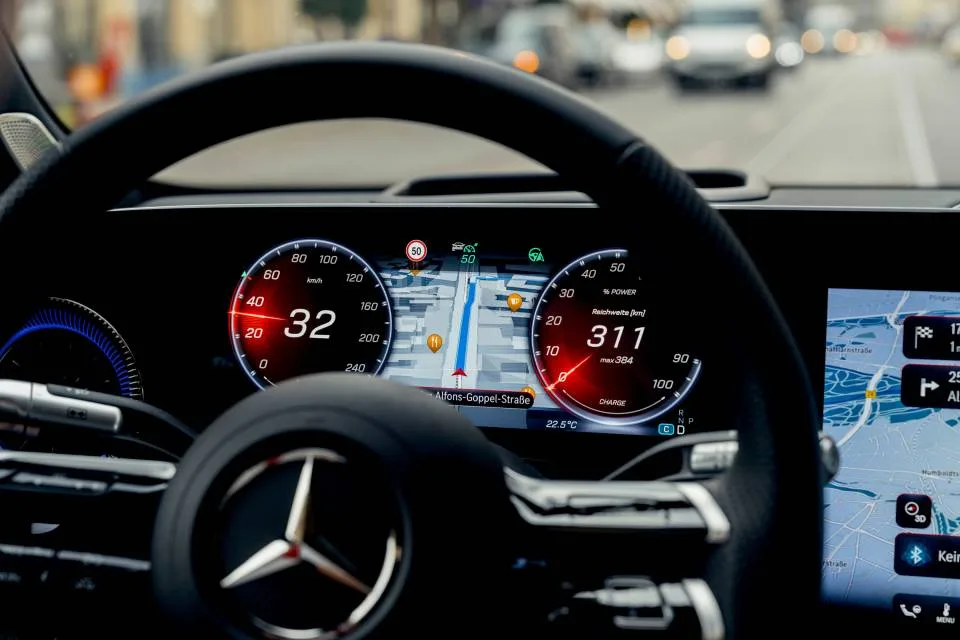 Assistance display and steering wheel