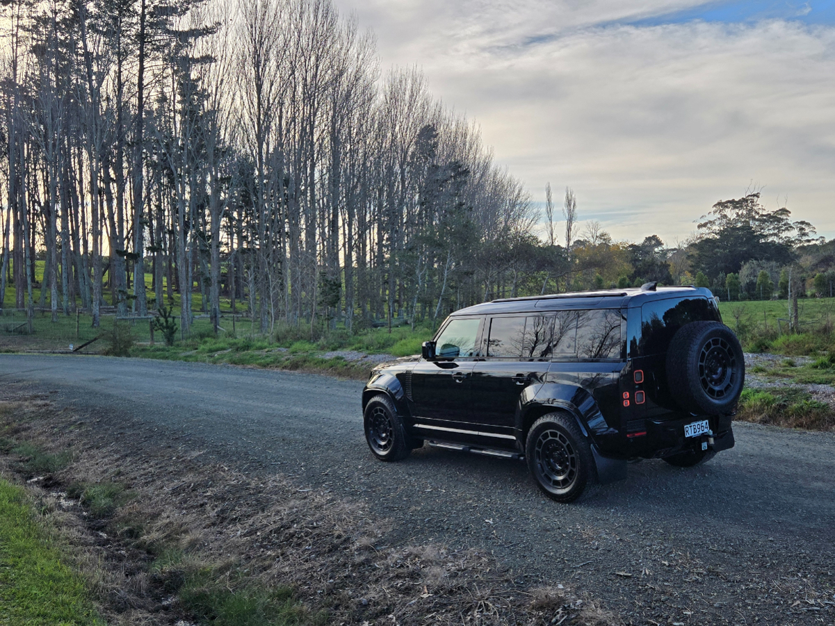 Land Rover Defender Octa Black.
