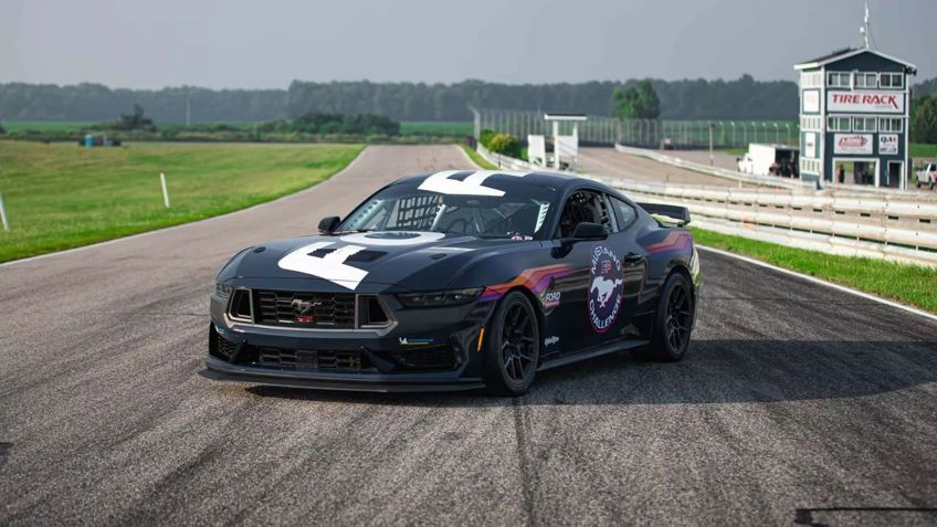 Ford Mustang Dark Horse.