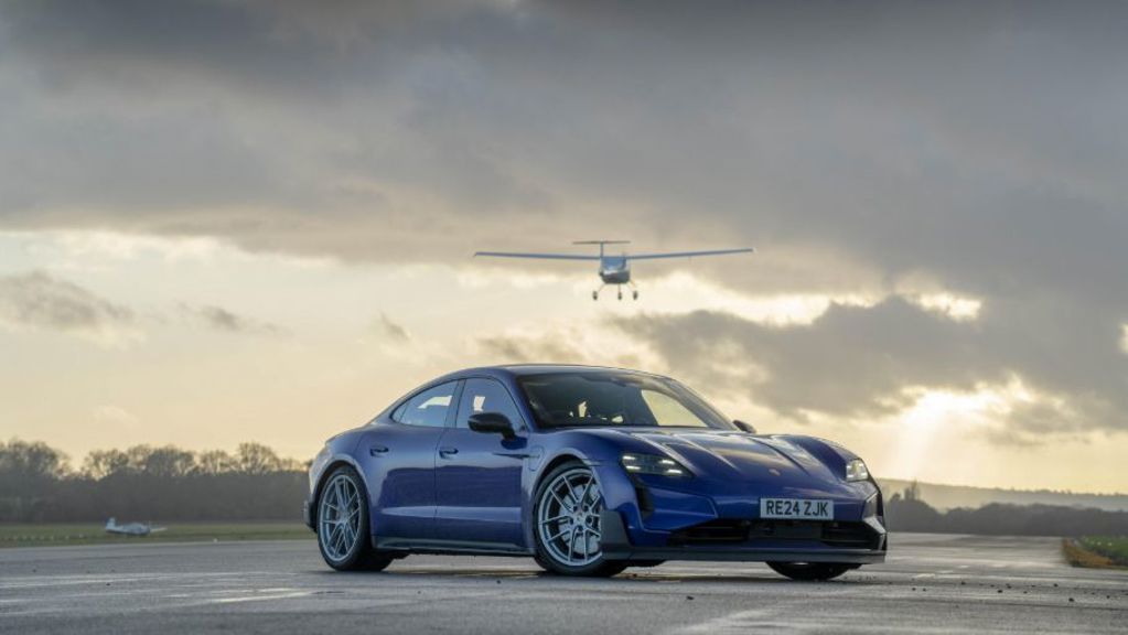 Richard Hammond & James May race a car and plane to Top Gear test track.