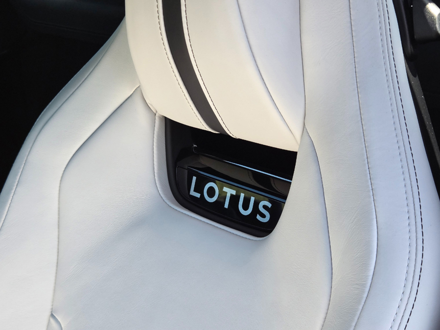 Lotus Emira Turbo.