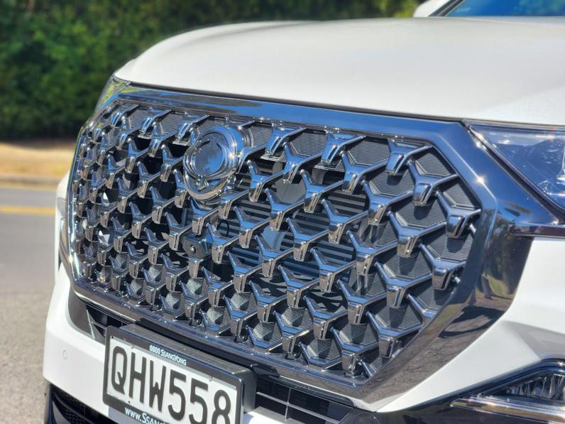 SsangYong Rexton grille