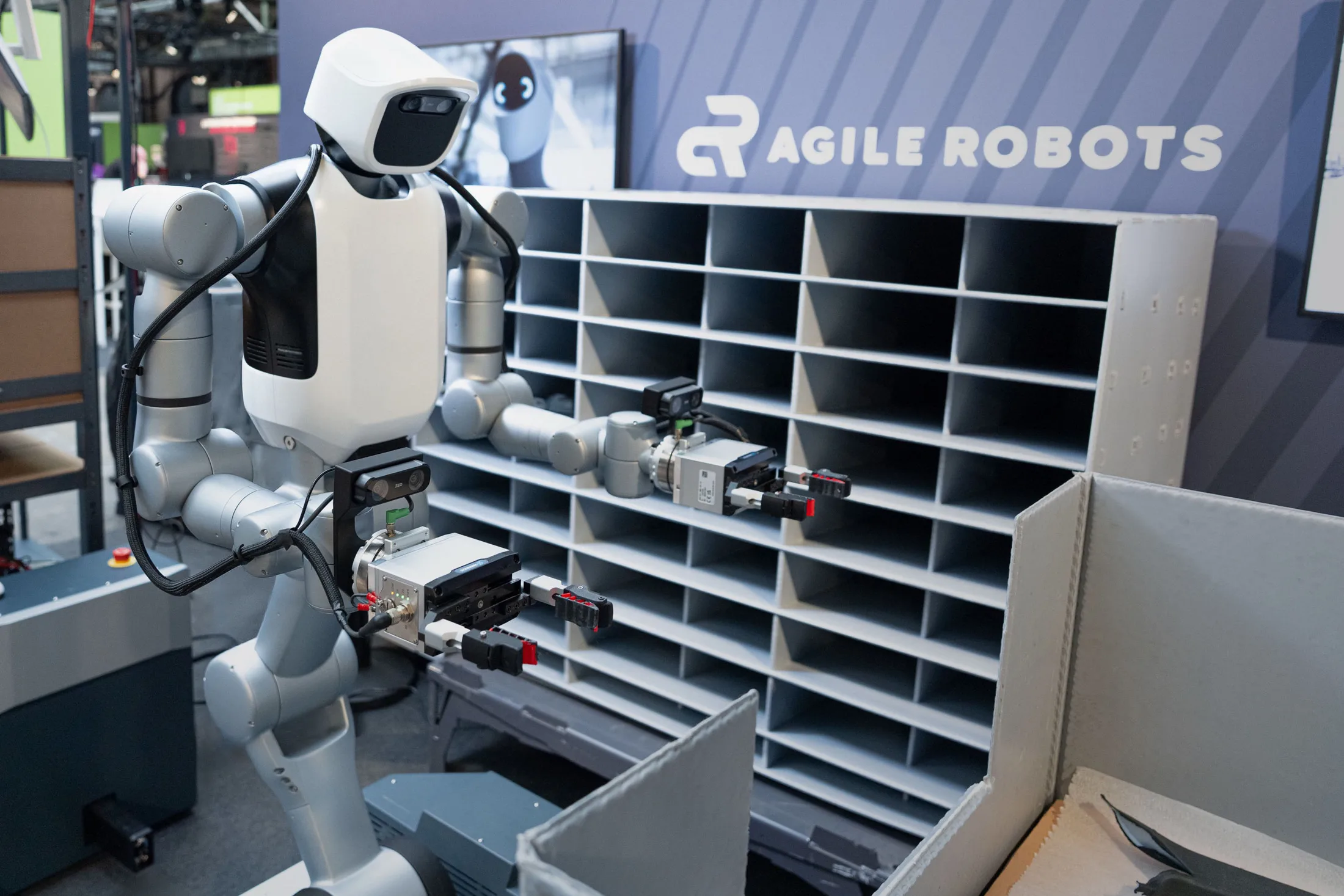 The mobile robot’s two arms and working-height reach.